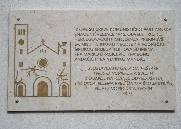 Široki Brijeg: Svečano otkrivena spomen-ploča ubijenim fratrima u Izbičnu
