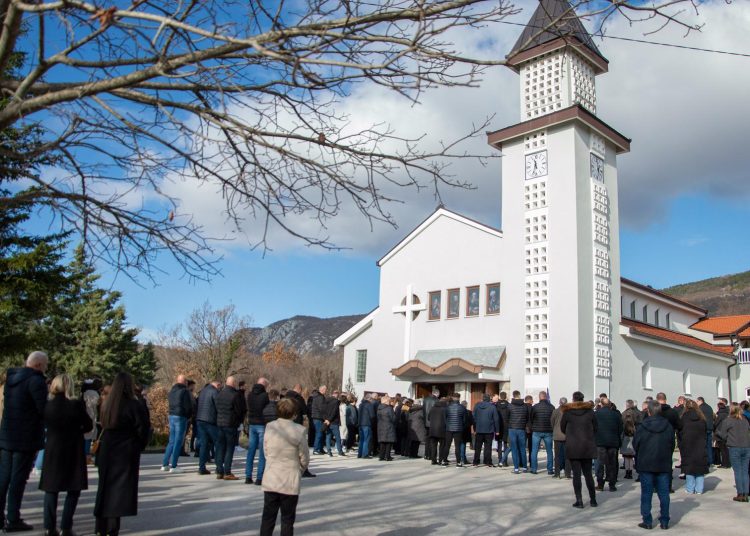 Široki Brijeg: Svečano otkrivena spomen-ploča ubijenim fratrima u Izbičnu