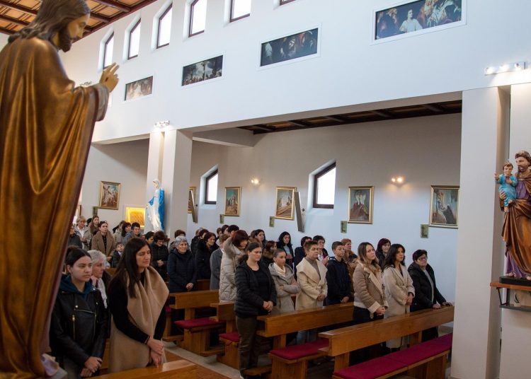 Široki Brijeg: Svečano otkrivena spomen-ploča ubijenim fratrima u Izbičnu