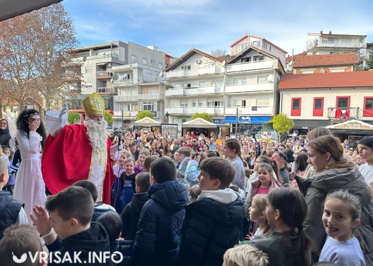 Sveti Nikola darivao mališane u Širokom Brijegu
