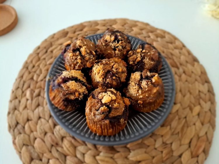 Brzi muffini s bananom, kikiriki maslacem i borovnicama