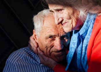 Kad djeca odu, počnu tiši problemi: Znakovi da se roditelji osjećaju usamljeno