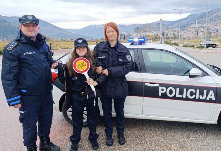 Poseban dan i posebna djevojčica: Mostarska učenica na jedan dan policajka