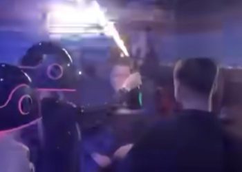 (VIDEO) Pogledajte kako su konobarice nosile “zapaljeni” šampanjac po klubu u kojem je izbio požar