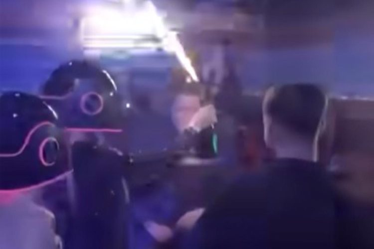 (VIDEO) Pogledajte kako su konobarice nosile “zapaljeni” šampanjac po klubu u kojem je izbio požar