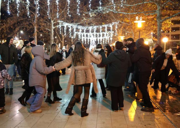Veliki broj Mostaraca uz Sašu Matića dočekao 2026.: Pogledajte kako je bilo