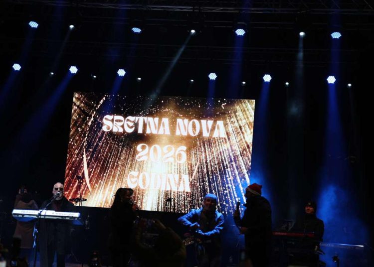 Veliki broj Mostaraca uz Sašu Matića dočekao 2026.: Pogledajte kako je bilo