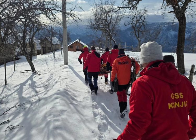 Snježni uvjeti nisu spriječili GSS Konjic: Starija osoba prevezena do bolnice