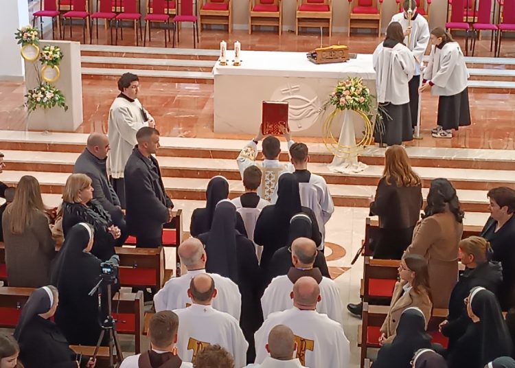 Svečano slavlje u Mostaru: Dvije sestre franjevke iz Gruda i Mostara položile doživotne zavjete