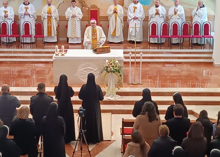 Svečano slavlje u Mostaru: Dvije sestre franjevke iz Gruda i Mostara položile doživotne zavjete