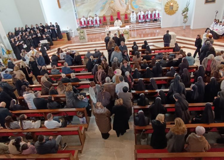 Svečano slavlje u Mostaru: Dvije sestre franjevke iz Gruda i Mostara položile doživotne zavjete