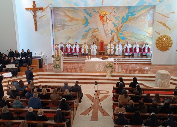 Svečano slavlje u Mostaru: Dvije sestre franjevke iz Gruda i Mostara položile doživotne zavjete