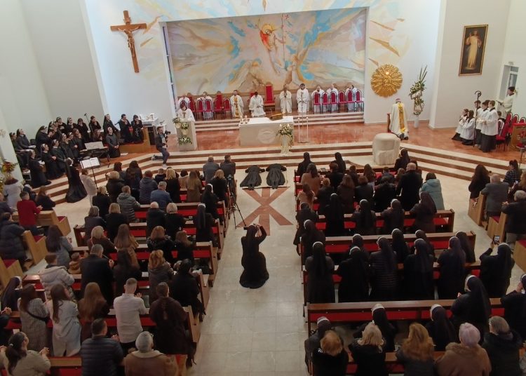 Svečano slavlje u Mostaru: Dvije sestre franjevke iz Gruda i Mostara položile doživotne zavjete