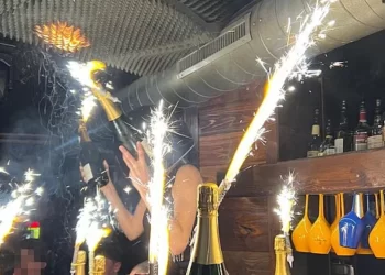 (VIDEO) Objavljena nova šokantna snimka iz kluba smrti na skijalištu: Ljudi očajnički traže pomoć, a vlasnica bježi s novcem?