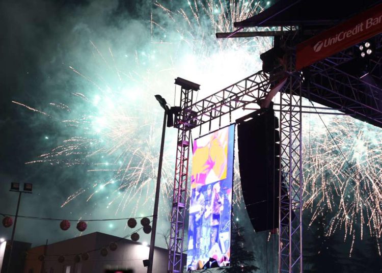 Veliki broj Mostaraca uz Sašu Matića dočekao 2026.: Pogledajte kako je bilo