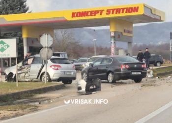 Široki Brijeg: Prometna nezgoda na Privalju, automobil se zabio u stup