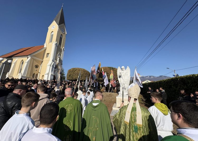 Biskup Palić kod Mostara predvodio Misu i blagoslovio kip sv. Mihovila arkanđela