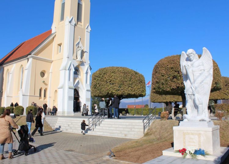 Biskup Palić kod Mostara predvodio Misu i blagoslovio kip sv. Mihovila arkanđela