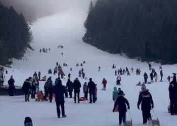 (VIDEO) Novi snijeg na Blidinju razveselio najmlađe