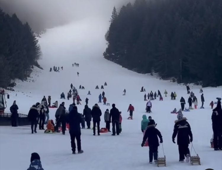 (VIDEO) Novi snijeg na Blidinju razveselio najmlađe