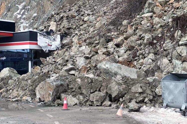 Opasan odron u Zvorniku: Oštećena benzinska postaja