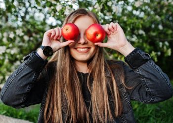 Ljudi su masovno počeli kuhati jabuke i piti toplu vodu: Evo što tvrde da im to radi