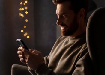 Muškarac primio neočekivanu poruku sa ženinog mobitela od sina i rasplakao se