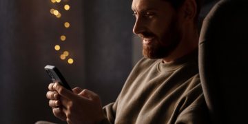 Muškarac primio neočekivanu poruku sa ženinog mobitela od sina i rasplakao se