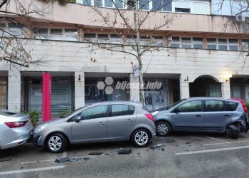 Nesreća u Mostaru: Oštećeni parkirani automobili