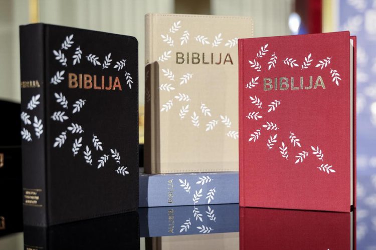 Novi prijevod Biblije ostavio ljude u nevjerici: Molitva Oče naš zvuči potpuno drugačije