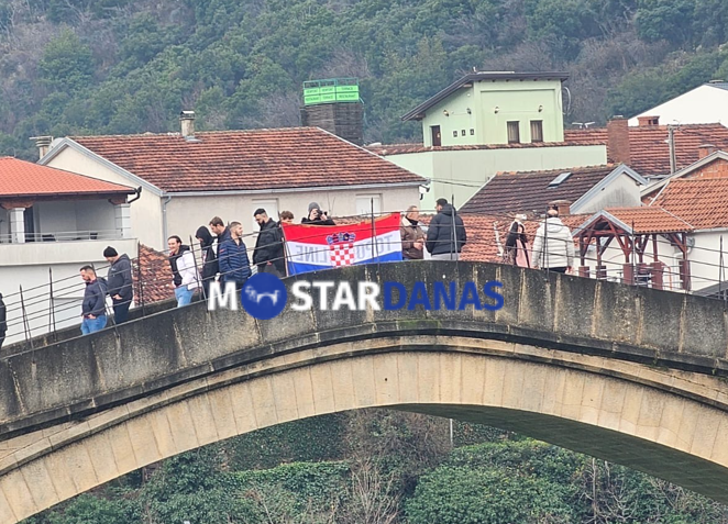 Zastava Hrvatske razvijena na Starom mostu u Mostaru izazvala pažnju prolaznika