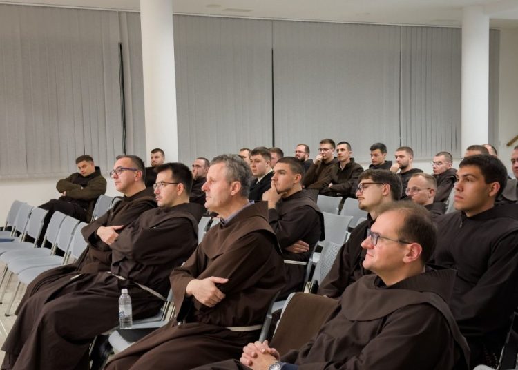 Široki Brijeg: Mladi hercegovački franjevci uz molitvu ispratili staru godinu