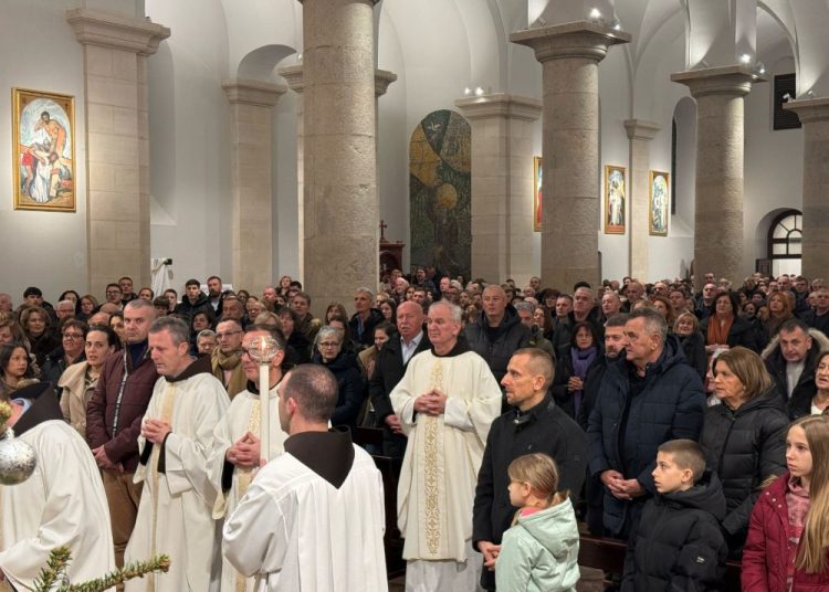 Široki Brijeg: Mladi hercegovački franjevci uz molitvu ispratili staru godinu