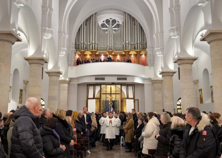 Široki Brijeg: Mladi hercegovački franjevci uz molitvu ispratili staru godinu