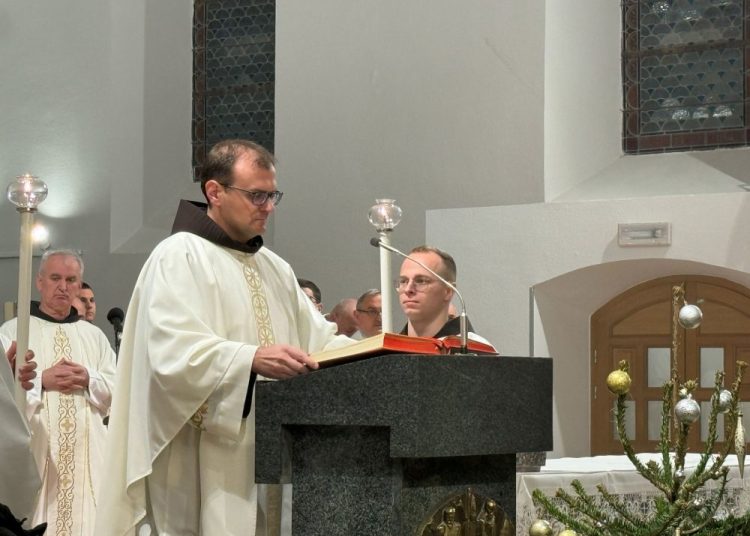 Široki Brijeg: Mladi hercegovački franjevci uz molitvu ispratili staru godinu