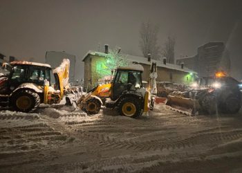 Snijeg u Sarajevu napravio paralizirao promet, mehanizacija na terenu