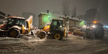 Snijeg u Sarajevu napravio paralizirao promet, mehanizacija na terenu