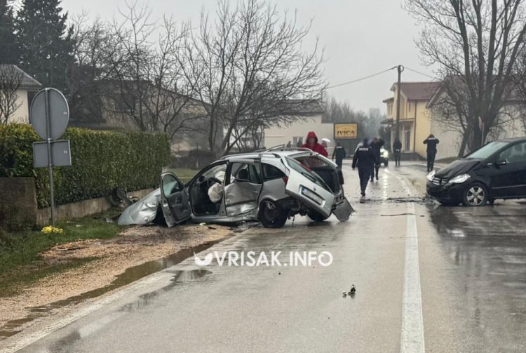Teška prometna nezgoda u Dobriču: sudjelovala tri vozila, cesta zatvorena