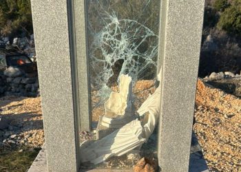 Vandaliziran Gospin kip na Gradini iznad Čapljine: Slomljen kip i razbijeno staklo