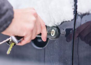 Zaleđena brava na automobilu? Ovaj trik brzo rješava problem
