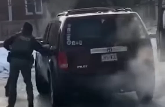 (VIDEO) Hladnokrvno ubojstvo ili samoobrana? Snimka ubojstva žene od strane agenta ICE u automobilu