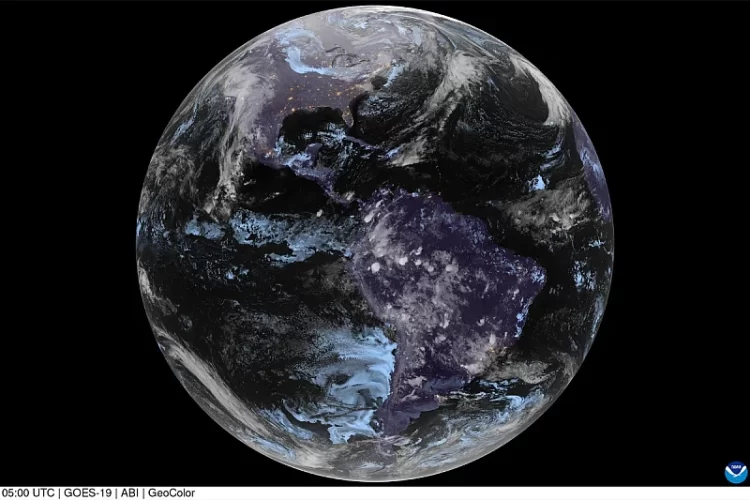 Pogled iz svemira na planetu Zemlju u prvim sekundama 2026. godine