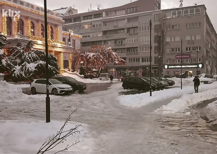 Bahatost na snijegu: Vozači parkirali na platou Narodnog kazališta u Sarajevu