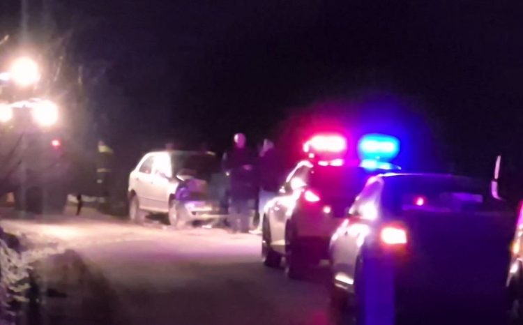 Stijena pala na automobil: Jedna osoba ozlijeđena, cesta zatvorena