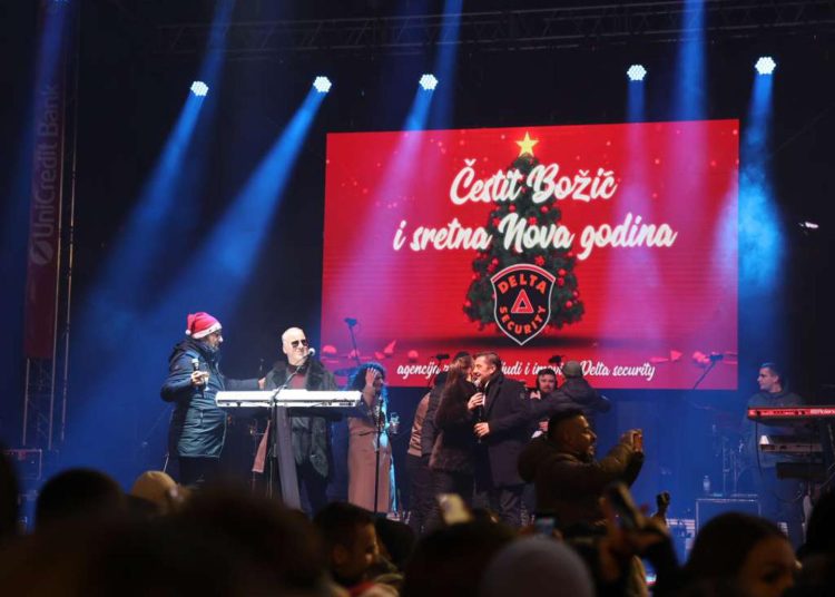 Veliki broj Mostaraca uz Sašu Matića dočekao 2026.: Pogledajte kako je bilo