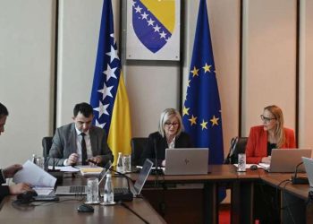 Federalna vlast pred teškom odlukom: Veće plaće ili politički obračun