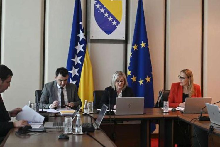 Federalna vlast pred teškom odlukom: Veće plaće ili politički obračun