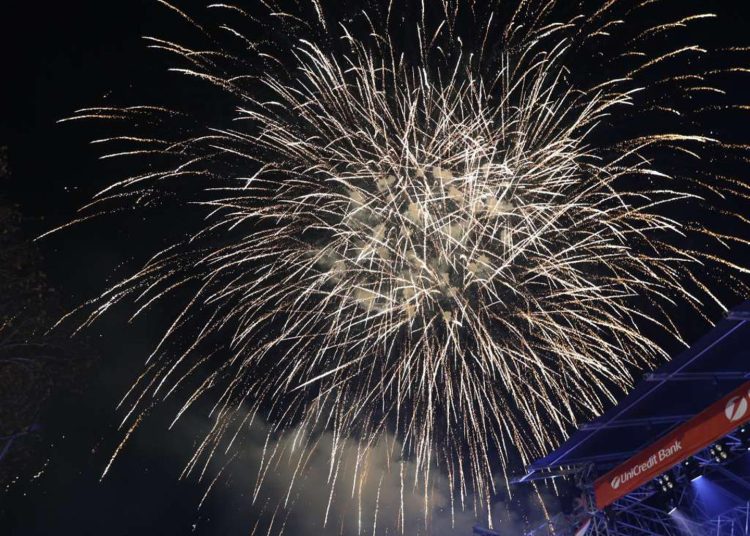 Veliki broj Mostaraca uz Sašu Matića dočekao 2026.: Pogledajte kako je bilo