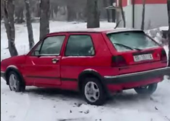 Zimska priča iz Širokog Brijega: Golf dvica prkosi snijegu