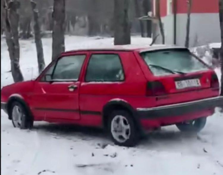Zimska priča iz Širokog Brijega: Golf dvica prkosi snijegu